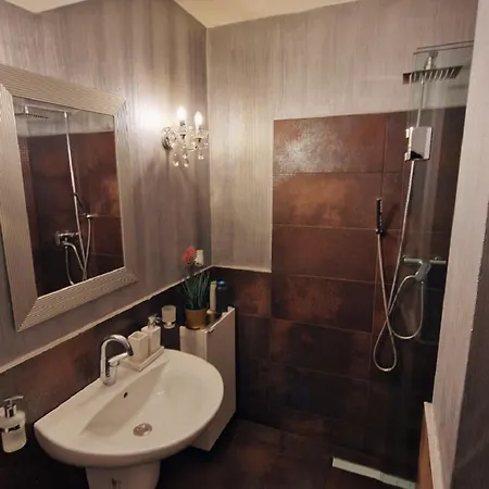 Self Check-in Free Parking Near Metro Stations And Bus Westside S6 * Bukareszt