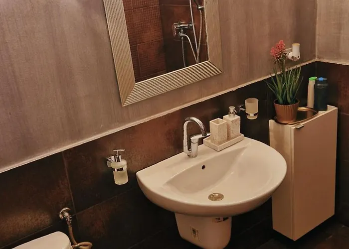 Self Check-in Free Parking Near Metro Stations And Bus Westside S6 Apartment Bucharest